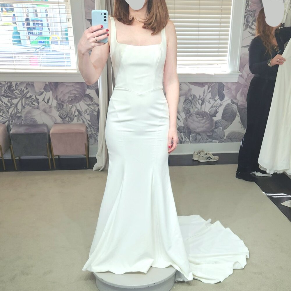 Chic Ivory Sleeveless Wedding Gown